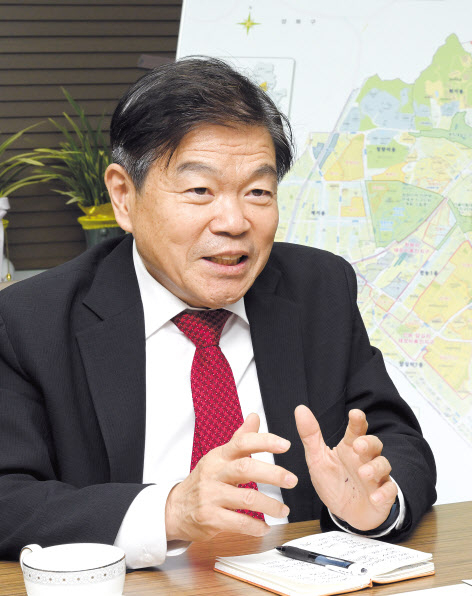 이필형 서울 동대문구청장이 30일 헤럴드경제와 인터뷰에서 “행정구역상 동대문구에 없는 동대문을 하루빨리 되찾고, 낙후된 부도심이라는 이미지를 벗고 싶다”고 말했다. 임세준 기자