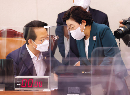 류성걸 민생경제안정특위 위원장과 국민의힘 간사 김정재 의원이 29일 국회에서 열린 민생경제안정특별위원회 전체회의에서 대화하고 있다. 이상섭 기자