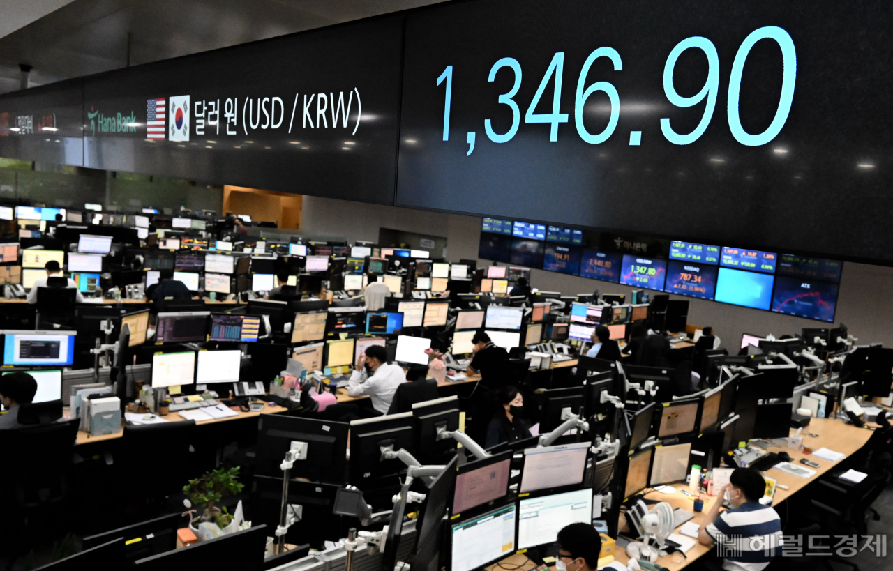 30일 서울 중구 명동 하나은행 딜링룸 전광판에 원달러 환율이 전 거래일 종가보다 3원 하락한 1346원선을 가리키고 있다. 임세준 기자