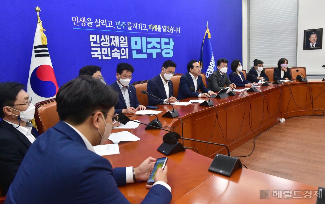박홍근 더불어민주당 원내대표가 30일 국회에서 열린 원내대책회의에서 모두발언을 하고 있다. 이상섭 기자