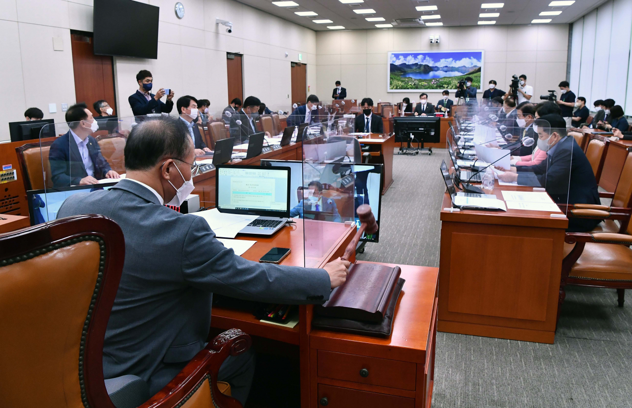 30일 서울 여의도 국회에서 열린 외교통일위원회 전체회의에서 윤재옥 위원장이 의사봉을 두드리고 있다. [연합]