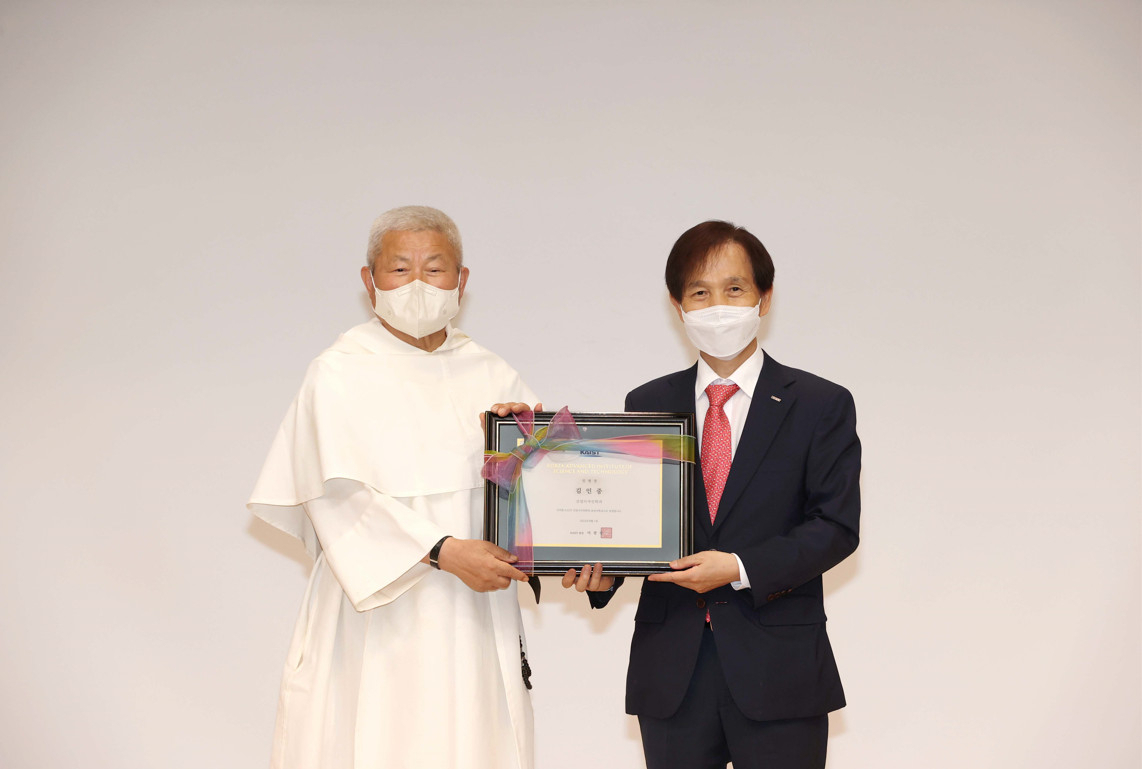 김인중 신부 ‘산업디자인학과 초빙석학교수’ 임명 기념사진. 왼쪽부터 김인중 초빙석학교수, 이광형 KAIST 총장.[KAIST 제공]