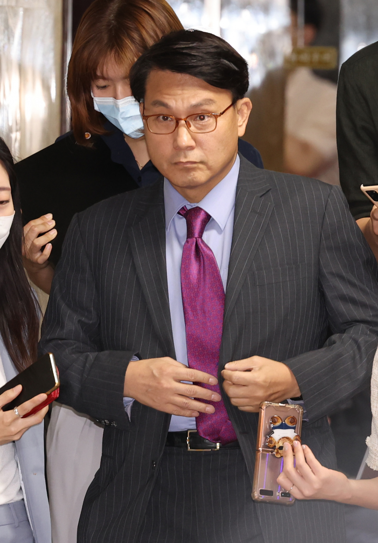 윤상현 국민의힘 의원이 27일 오후 서울 여의도 국회에서 열린 의원총회에 참석하고 있다. [연합]