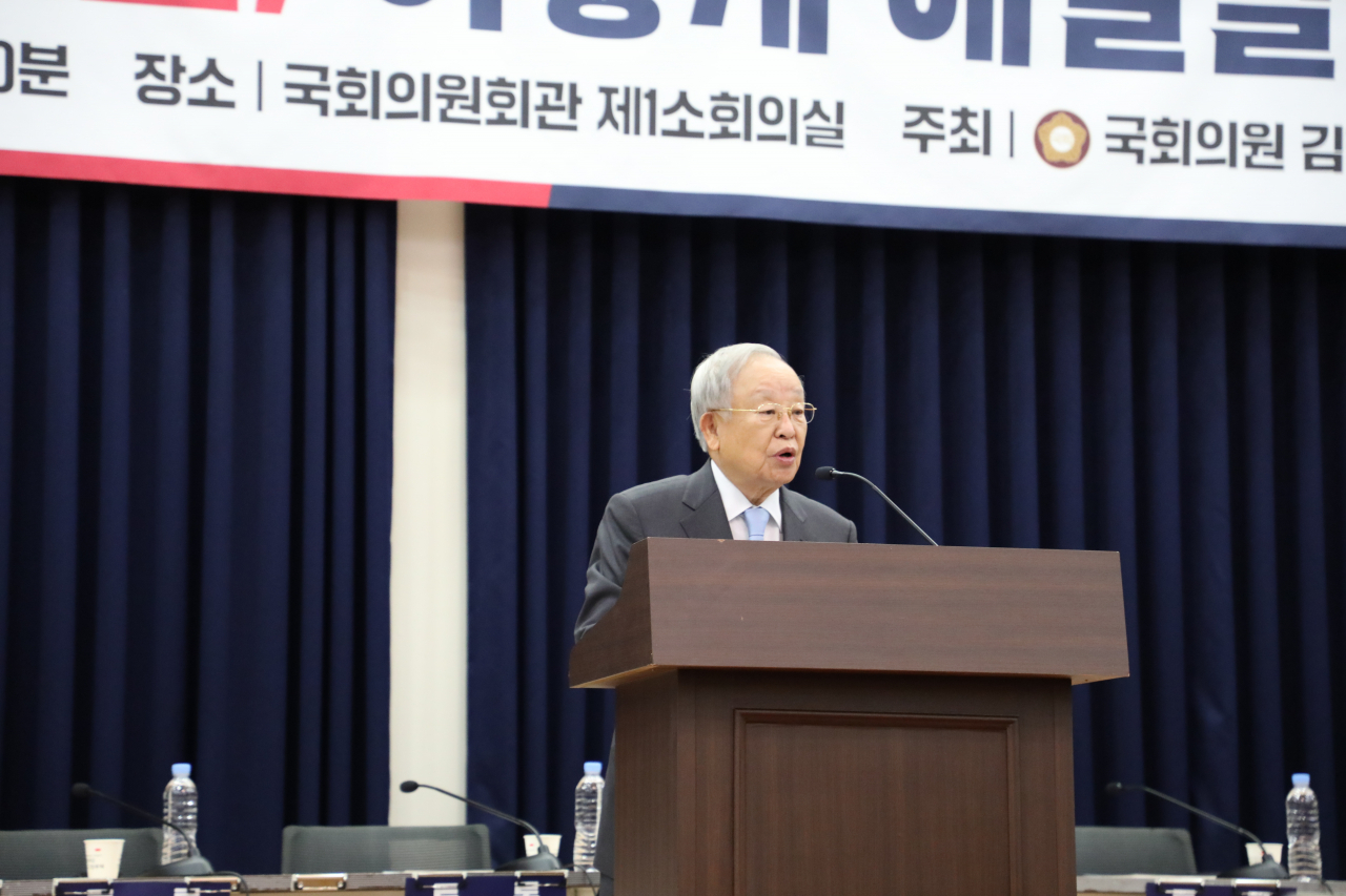 30일 민의힘 김학용 의원실과 공동으로 주최한 ‘과잉입법 논란 어떻게 해결할 것인가’ 토론회 환영사를 하고 있는 손경식 경총 회장[경총 제공]