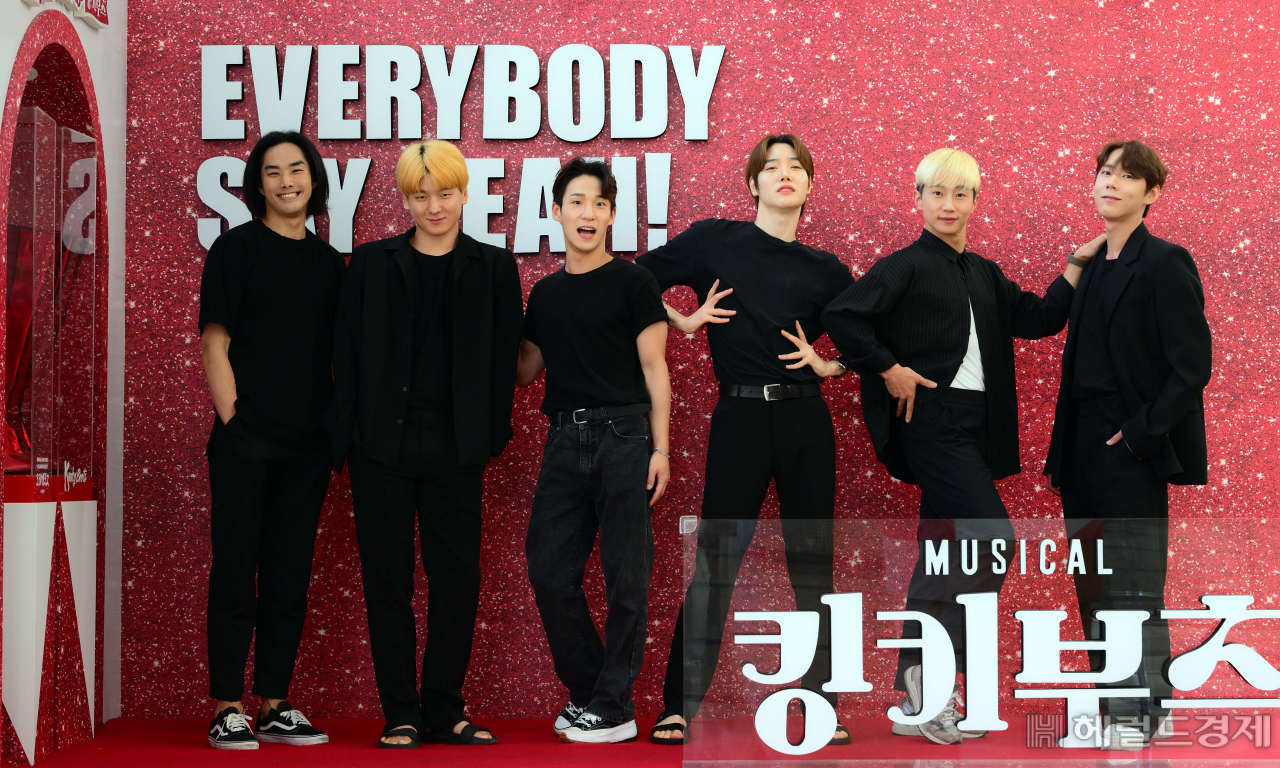 뮤지컬 ‘킹키부츠’ 여섯 엔젤은 ‘선망의 캐릭터’다. 대사 한 줄 없지만, 등장만으로 시선을 빼앗는다. 이번 시즌에서 엔젤 역을 맡은 이종찬 김강진 윤현선 한준용 전호준 한선천(왼쪽부터). 이상섭 기자