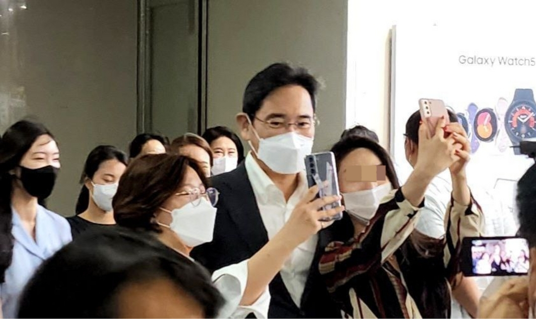 이재용(가운데) 삼성전자 부회장이 30일 서울 송파구 삼성SDS 잠실캠퍼스를 방문해 직원들과 사진을 찍고 있다. [삼성전자 제공]