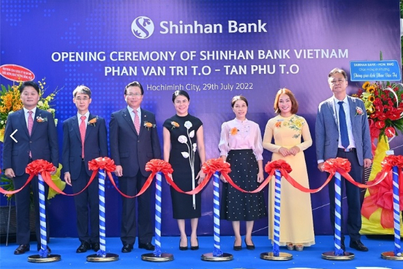 An event celebrating Shinhan Bank Vietnam's Phan Van Tri branch on Aug. 29. (Shinhan Bank)