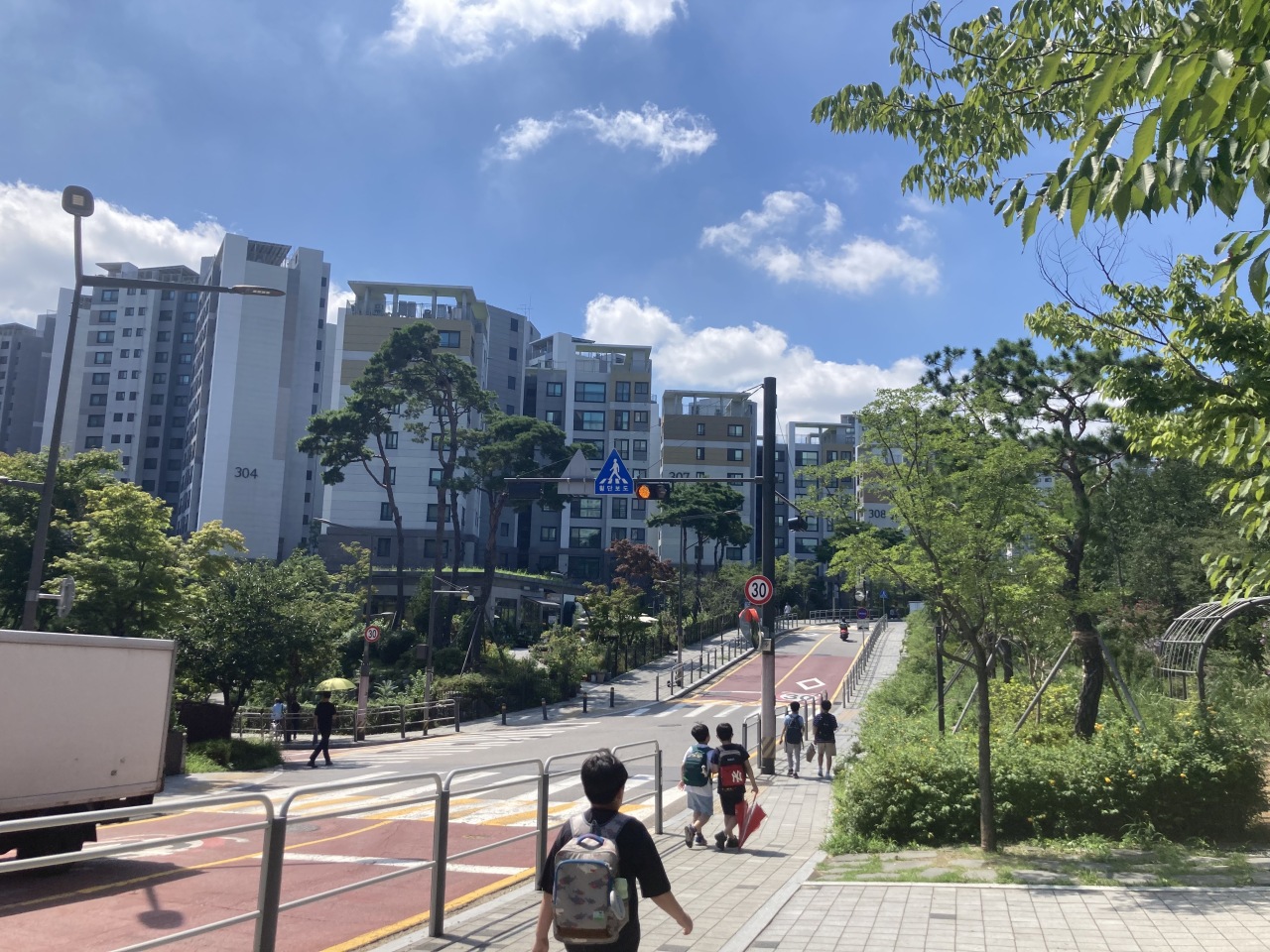 Children return home from an elementary school in western Seoul. (Im Eun-byel/The Korea Herald)