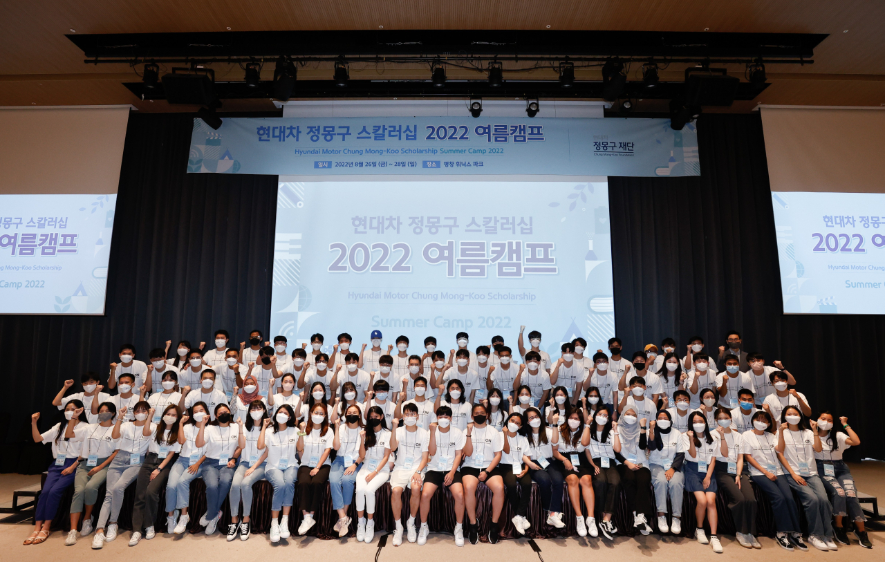 지난 26일 휘닉스 평창에서 열린 ‘현대차 정몽구 스칼러십 2022 장학생 여름캠프’에 참여한 장학생들이 기념사진을 촬영하고 있다. [현대차 정몽구 재단 제공]