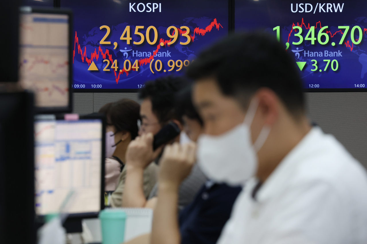 An electronic board showing the Korea Composite Stock Price Index (Kospi) at a dealing room of the Hana Bank headquarters in Seoul on Tuesday. (Yonhap)