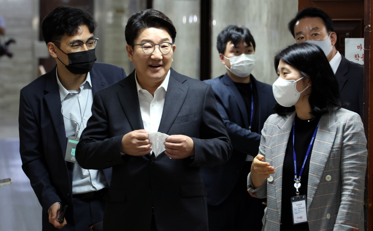 국민의힘 권성동 원내대표가 30일 서울 여의도 국회에서 열린 의원총회가 정회되자 밖으로 나오고 있다. [연합]