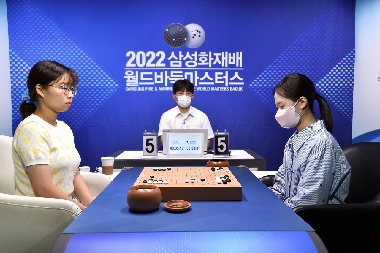 최정 9단(왼쪽)이 김은지 3단을 꺾고 삼성화재배 본선에 5번째 출전하게 됐다./한국기원 제공