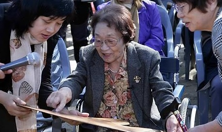 지난 2012년 11월 제주 서귀포시 이중섭미술관에서 팔레트를 기증하는 야마모토 마사코 여사. [연합]