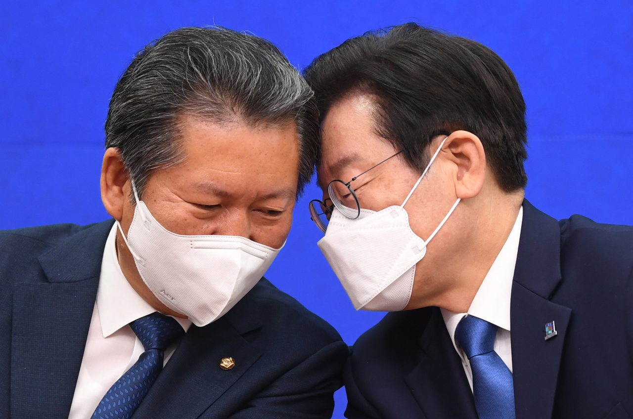 더불어민주당 이재명 신임 대표가 지난 29일 오전 서울 여의도 국회에서 열린 최고위원회의에서 정청래 최고위원과 이야기를 나누고 있다. [연합]