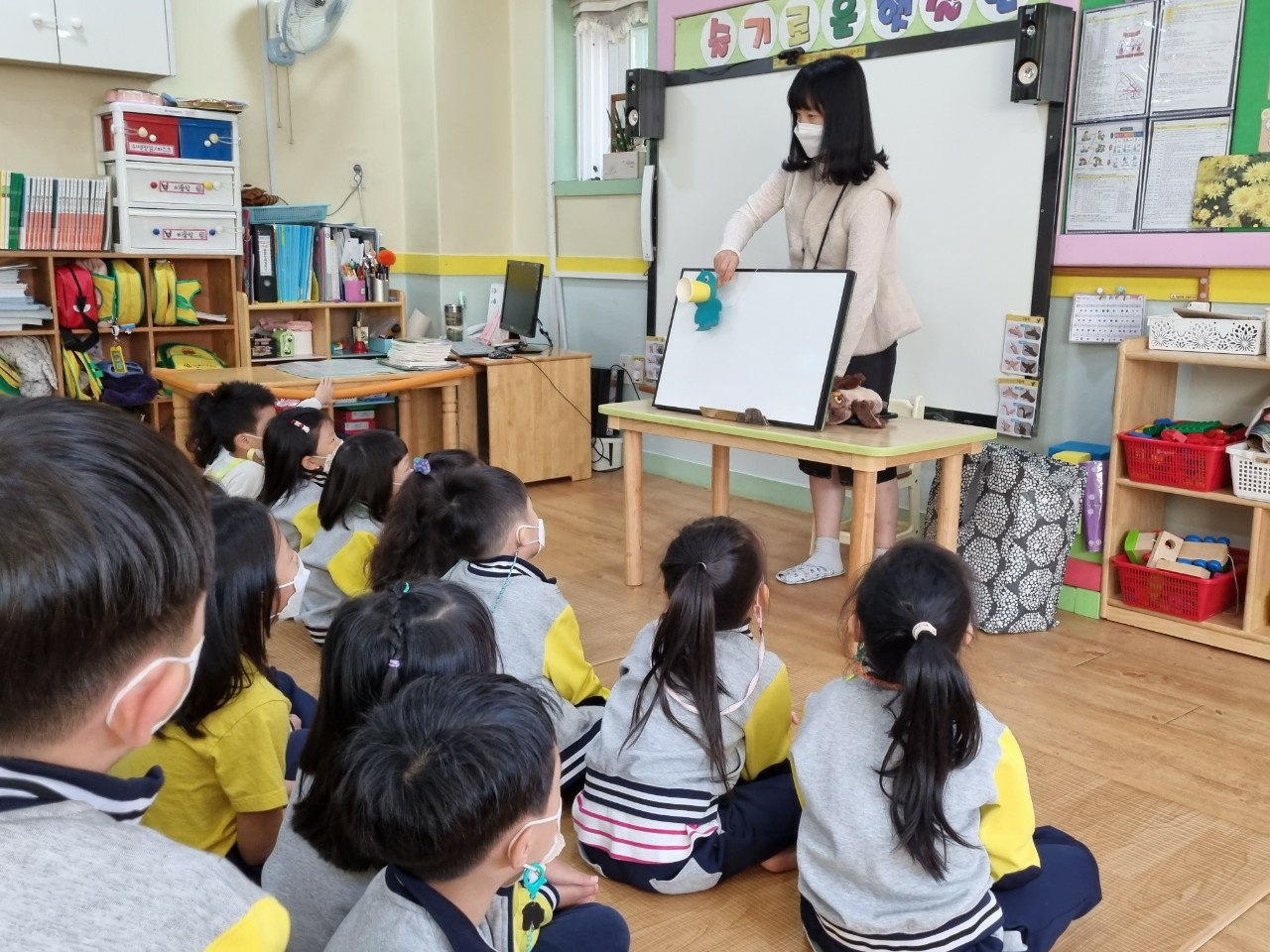 서울 중랑구에서 아이들이 찾아가는 그림책 도서관 수업을 듣고 있다. [중랑구 제공]
