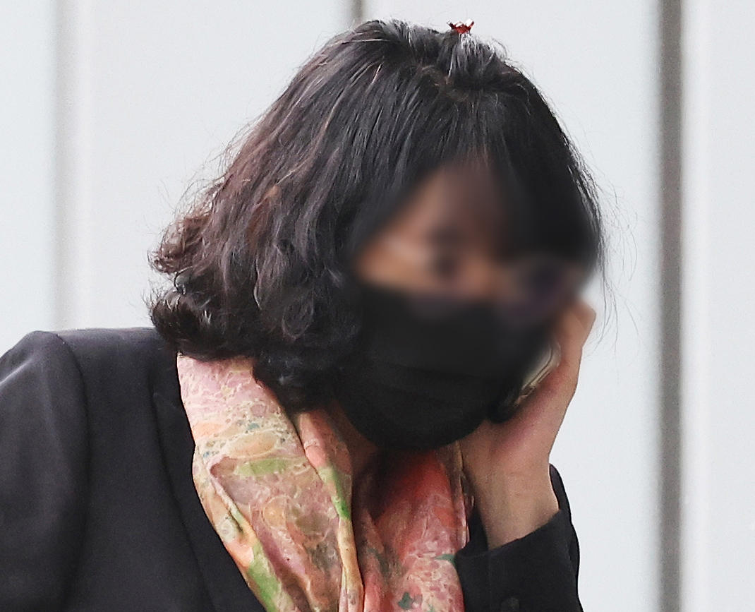 지난 30일 오전 이재명 더불어민주당 의원 배우자 김혜경 씨의 '법인카드 유용 의혹' 사건 핵심 인물인 배모 씨가 경기도 수원시 영통구 수원지방법원에서 열린 구속 전 피의자 심문(영장실질심사)에 출석하고 있다. [연합]