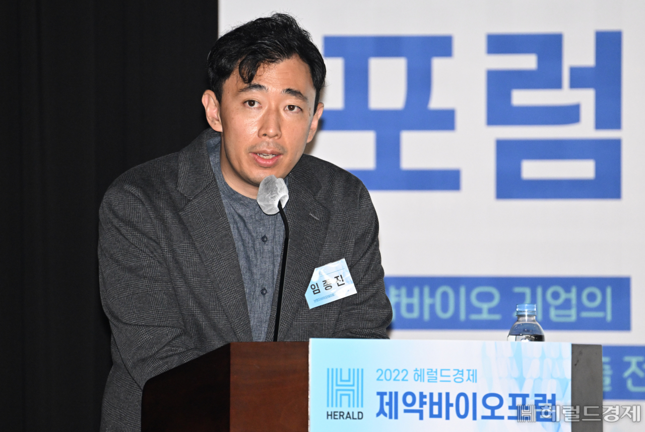 임종진 브릿지바이오테라퓨틱스 부사장이 지난 30일 서울 중구 명동 전국은행연합회관에서 열린 ‘2022 헤럴드경제 제약·바이오포럼’에서 사업화 로드맵을 고려한 후보물질 도입 전략에 대한 노하우를 소개하고 있다.[임세준 기자]
