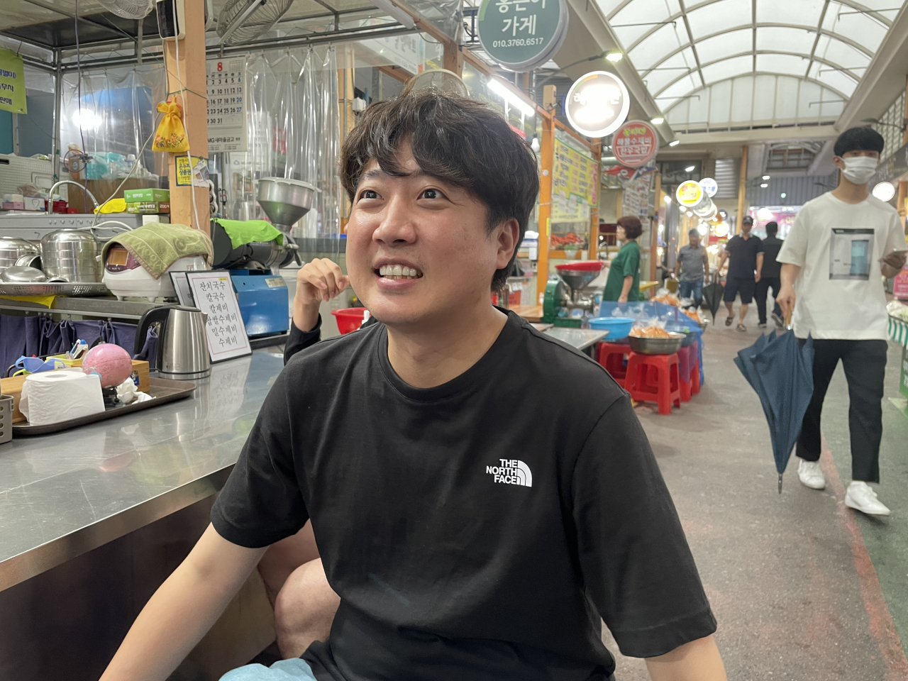 국민의힘 이준석 전 대표가 30일 오후 대구 동구 방촌시장을 찾아 시민들과 인사하고 있다. [연합]