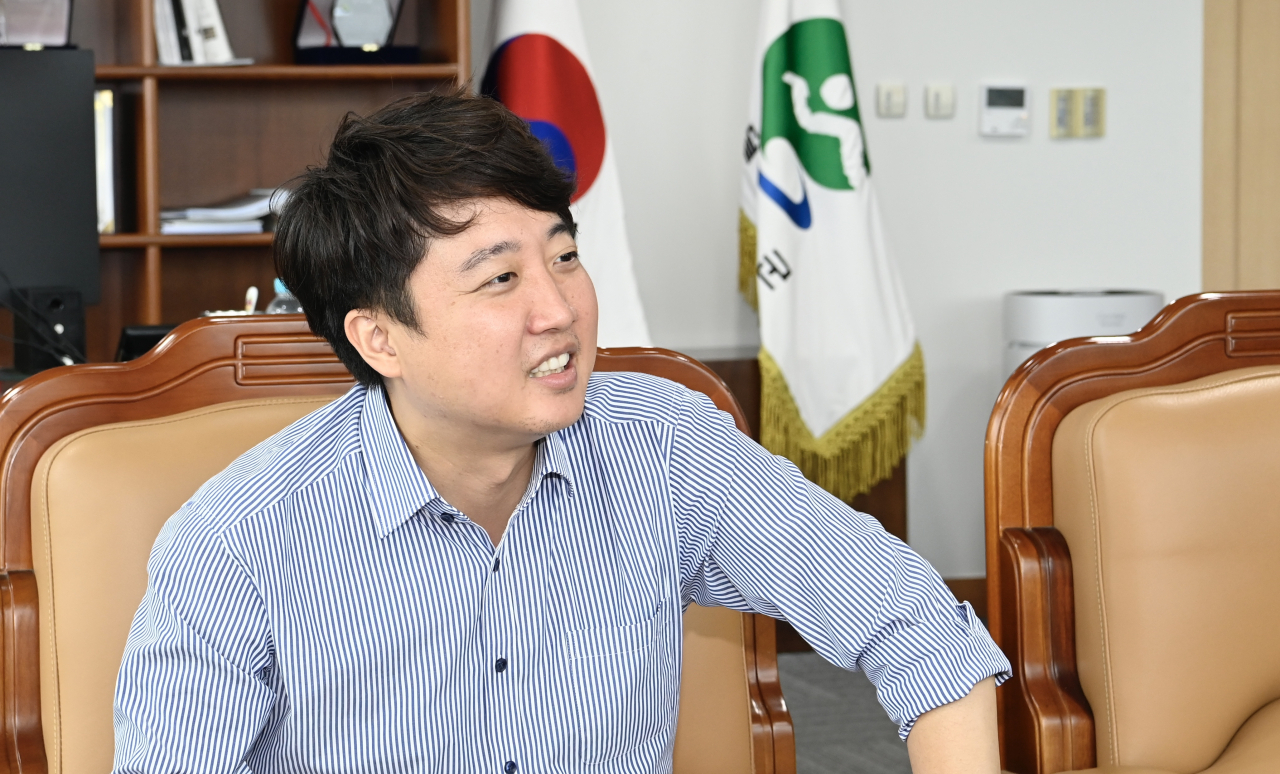 국민의힘 이준석 전 대표가 29일 대구 달성군청을 찾아 최재훈 달성군수와 얘기를 나누고 있다. [연합]