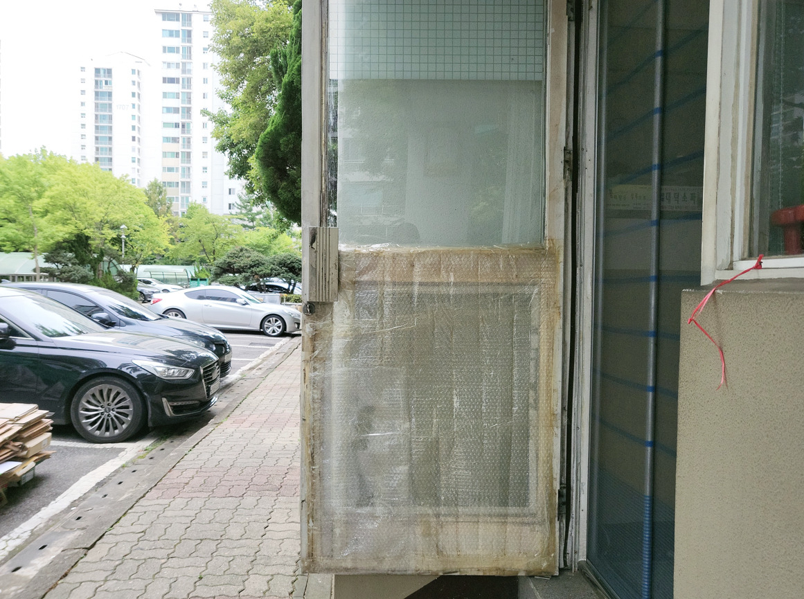 지난 8월 방문한 경기도 고양시 일산 모 아파트 경비실. 경비원 이모 (77)씨는 22년째 에어컨 없이 이곳에서 일하고 있다. 매년 무더위가 심해진다는 걸 느낀다는 이씨는 "온몸에 땀이 젖는 건 일상"이라고 말했다. 박혜원 기자