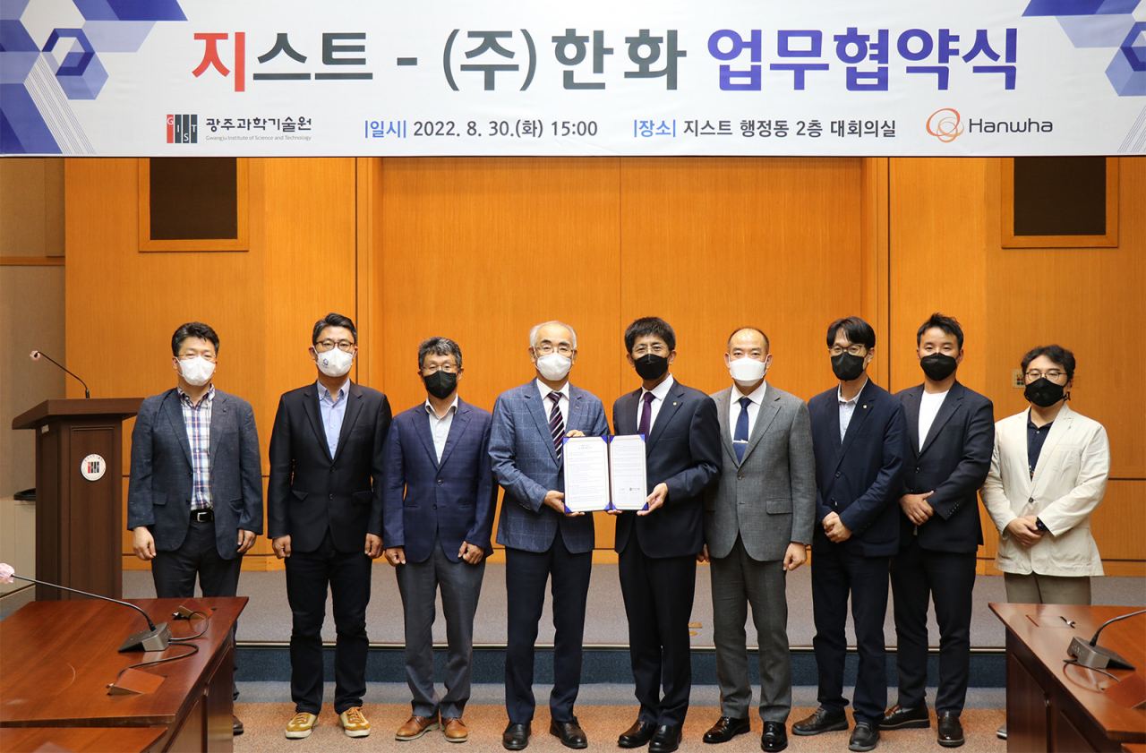 ㈜한화는 지난 30일 광주과학기술원(GIST)과 레이저 무기 공동 개발 협력을 위한 MOU를 맺고 광학, 고출력레이저 기술, 응용 분야에서 적극적으로 협력해 나가기로 약속했다. 김승모(왼쪽 다섯번째) ㈜한화 방산부문 대표, 김기선(왼쪽 네번째) GIST 총장 등 참석자들이 협약식 후 기념사진을 찍고 있다. [㈜한화 제공]