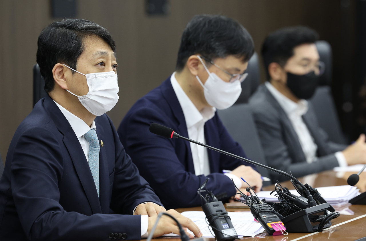 안덕근 산업통상자원부 통상교섭본부장(왼쪽)이 30일 오후 서울 중구 대한상공회의소에서 미국 인플레이션 감축법(IRA) 대응방안을 논의하기 열린 긴급 통상추진위원회에서 발언하고 있다. [연합]