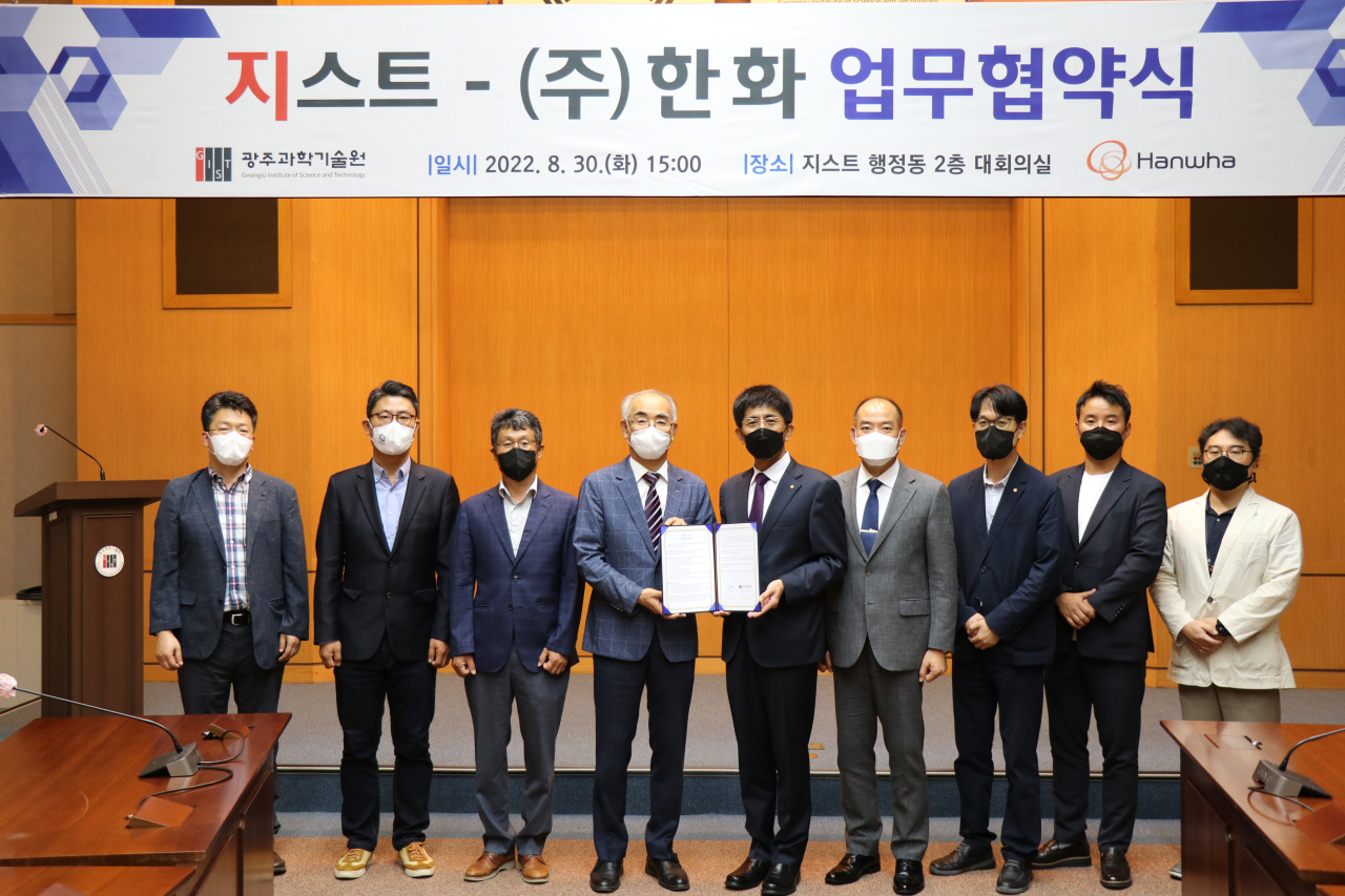 왼쪽부터 지스트 고등광기술연구소 신우진 수석연구원, 이창열 연구부장, 이영락 소장, 김기선 총장, 한화 김승모 대표이사, 류영관 방산사업본부장/부사장, 조준용 레이저사업부장, 전부원 레이저사업부 차장, 임설 레이저개발1팀장.[지스트 제공]