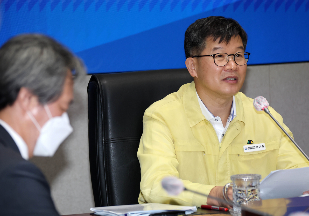 이기일 중앙재난안전대책본부(중대본) 1총괄조정관(보건복지부 2차관)이 31일 오전 정부서울청사 중앙재난안전상황실 서울상황센터에서 열린 코로나19 대응 중대본 회의를 주재하고 있다. [연합]