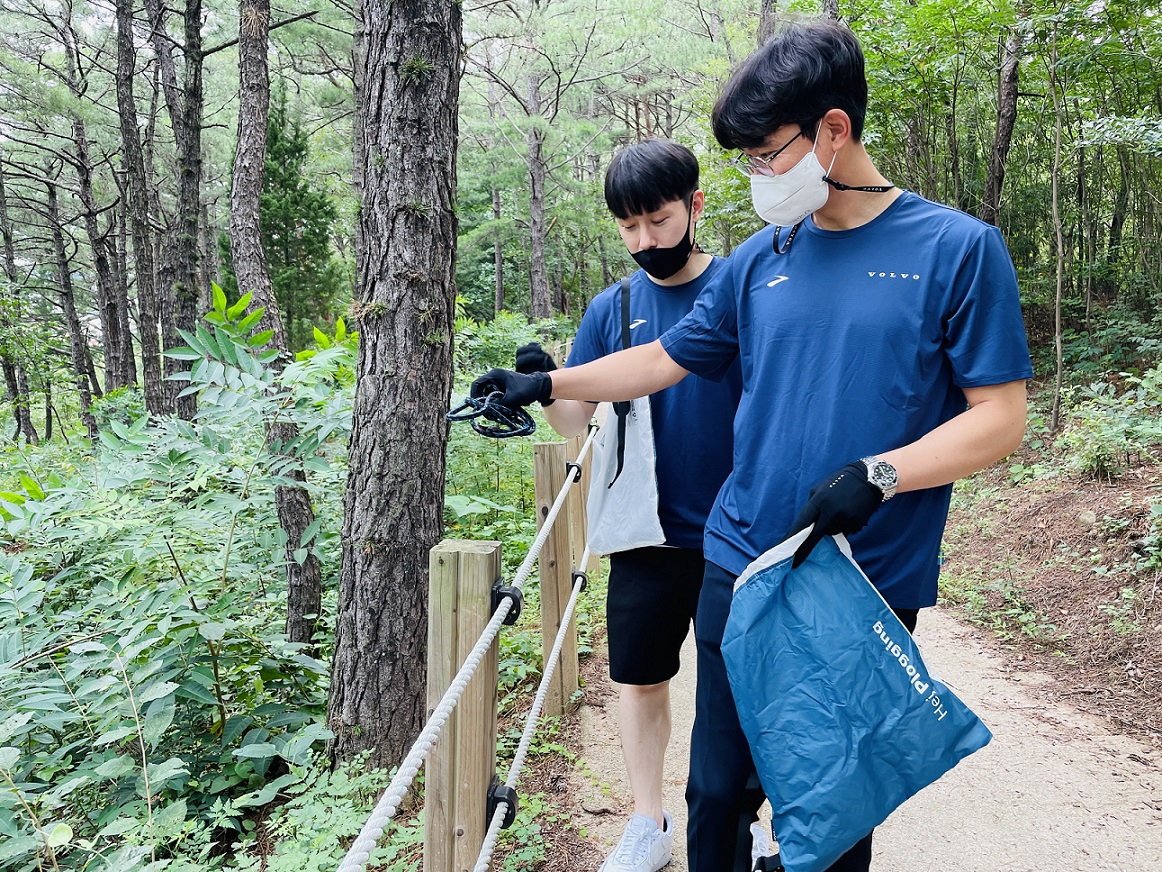 볼보자동차 딜러사 아이비모터스 임직원들이 전남 순천에서 '헤이, 플로깅'캠페인을 진행하고 있다.[볼보자동차코리아 제공]