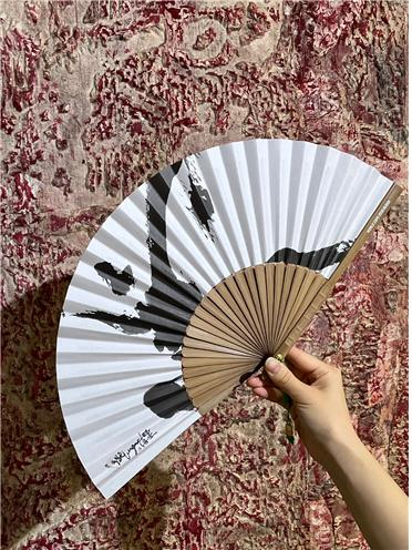고암(顧菴) 이응노 화백의 대표작 ‘군상’을 바탕으로 제작한 부채(이응노미술관 제공)