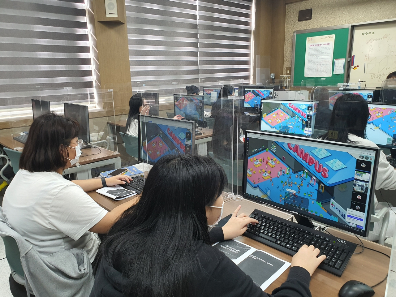 태안여자고등학교 학생들이 서금원 ‘메타버스 금융월드’를 통해 금융교육을 받고 있다.[서민금융진흥원 제공]
