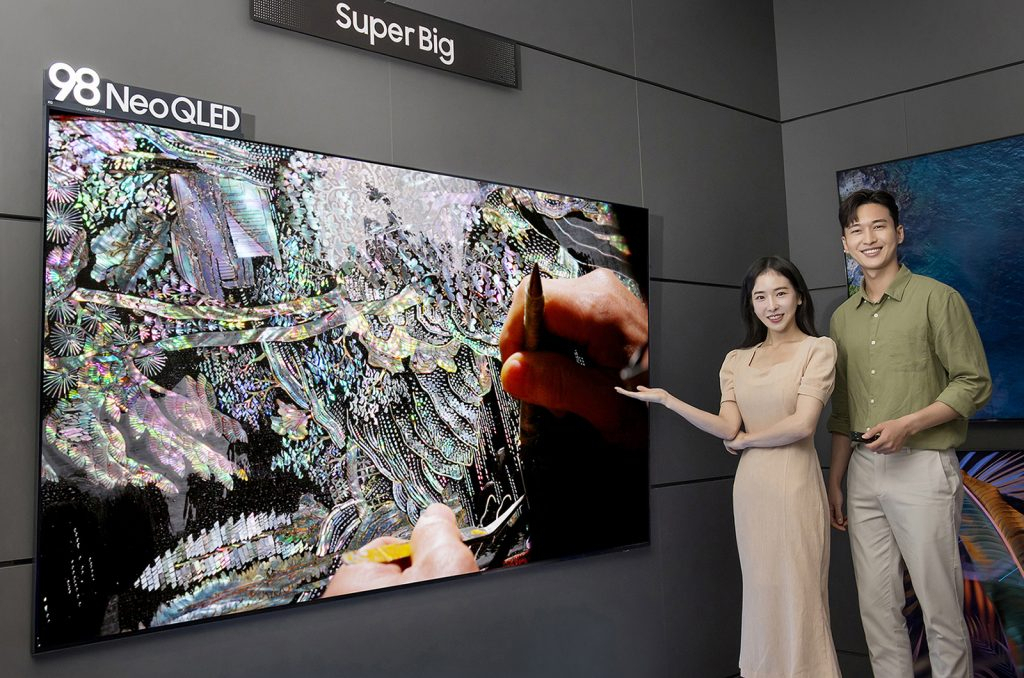 삼성전자의 98인치 초대형 ‘네오(Neo) QLED 98형(QNB100)’ TV 신제품. [삼성전자 제공]