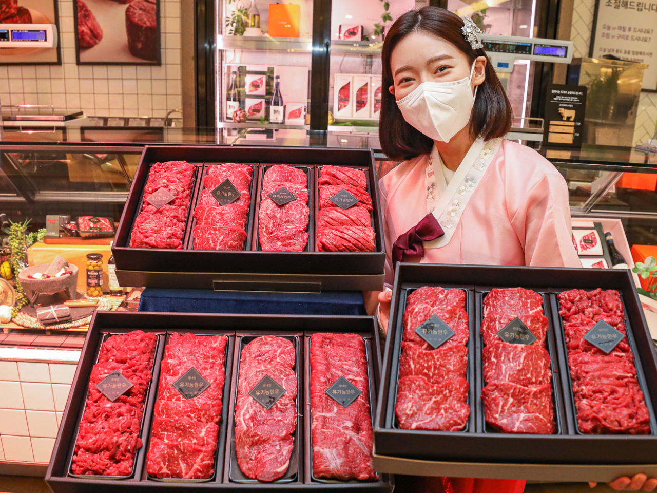 서울 강남구에 위치한 현대백화점 무역센터점에서 직원이 프리미엄 정육 선물세트 상품을 소개하는 모습.[현대백화점 제공]