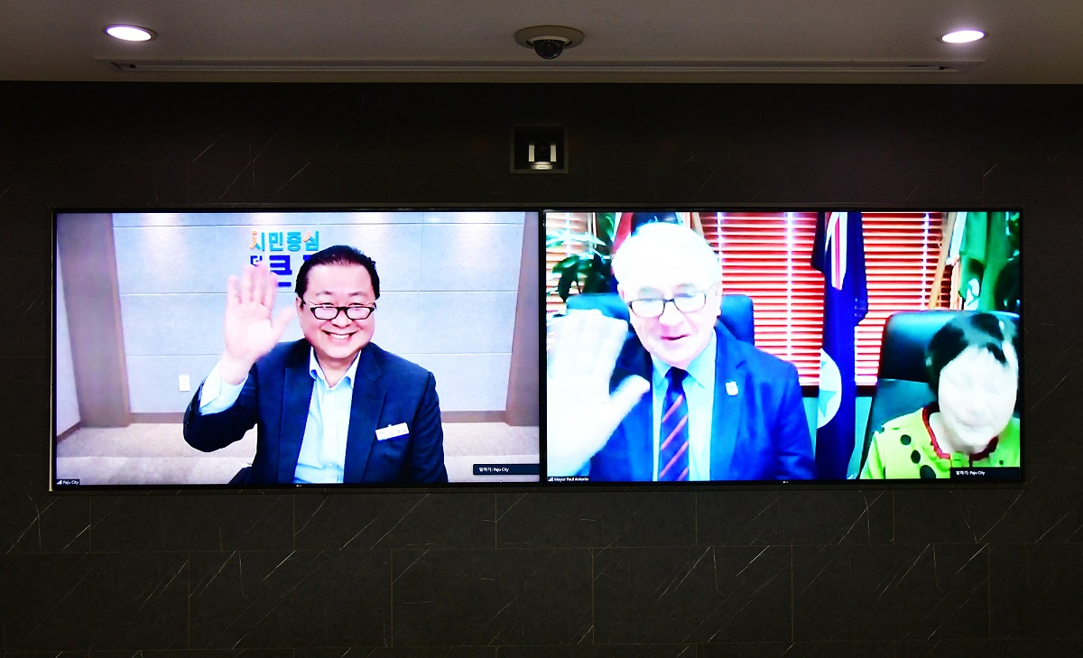 김경일(왼쪽) 파주시장, 폴 안토니오 호주 투움바시장과 영상통화
