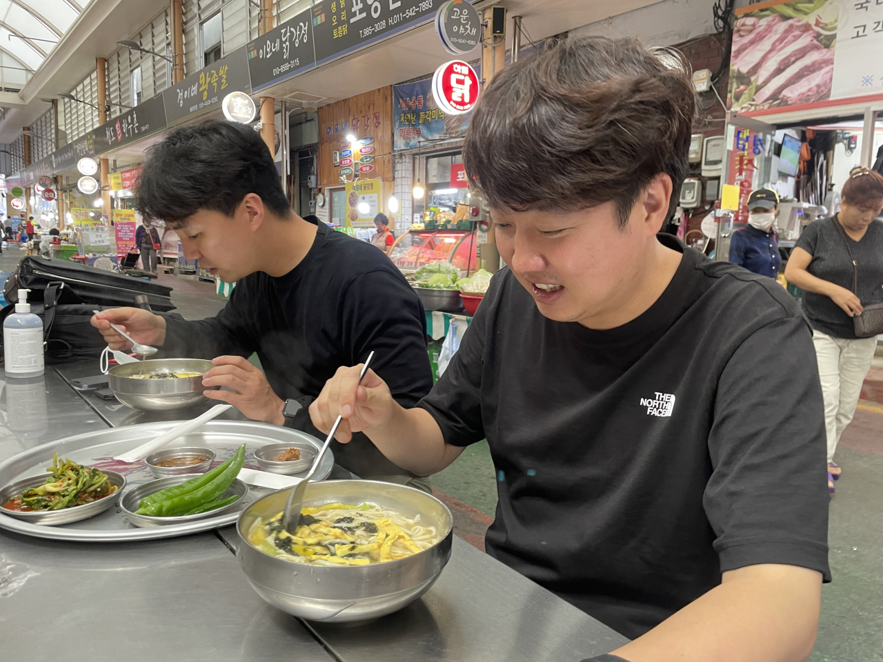 이준석 국민의힘 전 대표가 30일 오후 대구 동구 방촌시장을 찾아 칼국수를 먹고 있다. [연합]