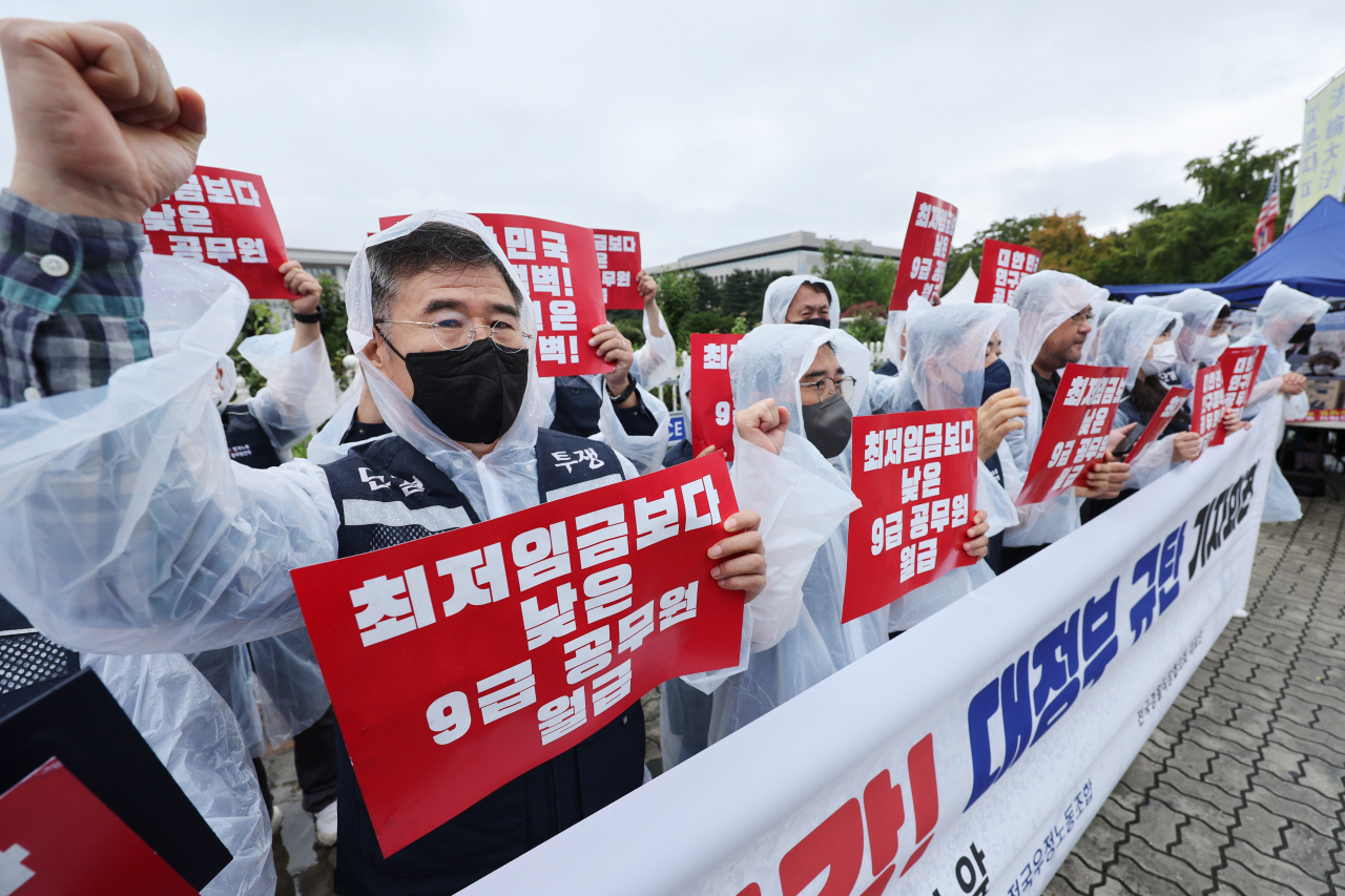 지난 30일 한국노총 공무원노동조합연맹 조합원들이 서울 국회 앞에서 2023년도 공무원보수 실질삭감 대정부 규탄 기자회견을 하고 있다. [연합]