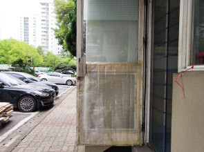 지난 8월 방문한 경기도 고양시 일산 모 아파트 경비실. 경비원 이모(77) 씨는 22년째 에어컨 없이 이곳에서 일하고 있다. 해마다 무더위가 심해진다는 걸 느낀다는 이씨는 “온몸에 땀이 젖는 건 일상”이라고 말했다. 박혜원 기자