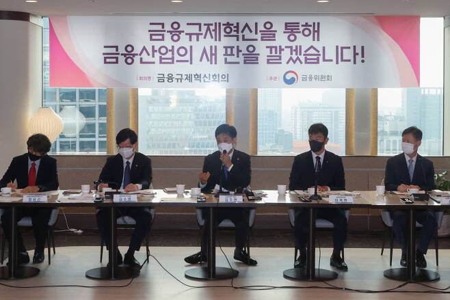 KB국민카드가 보험상품 비교·추천 서비스사업 진출을 검토하는 것으로 파악됐다. 김주현(가운데) 금융위원회 위원장이 지난달 19일 오전 서울 중구 은행회관에서 열린 금융규제혁신회의 출범식에서 발언하고 있다. [연합]