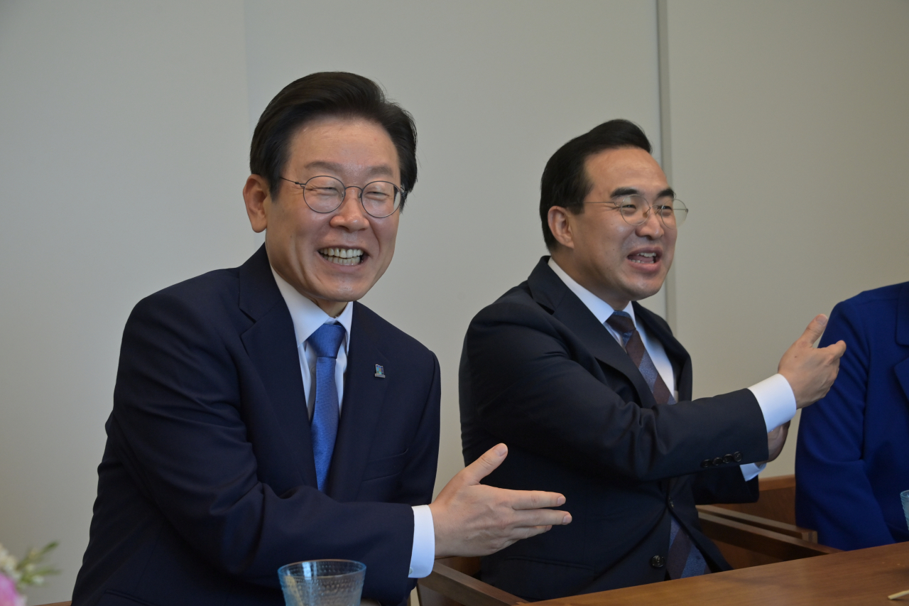 더불어민주당 이재명(왼쪽) 신임 당 대표와 박홍근 원내대표 등 지도부가 지난 29일 경남 양산시 평산마을 사저로 문재인 전 대통령을 예방, 대화하고 있다. [연합]