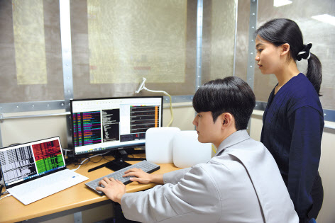 삼성전자 임직원들이 이음5G 전용 장비의 성능을 검증하는 모습 [삼성전자 제공]