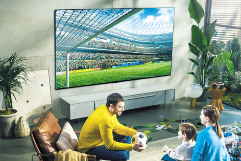 삼성전자의 98인치 초대형 ‘네오(Neo) QLED 98형(QNB100)’TV 신제품(위쪽)과 LG전자의 초대형 OLED TV인 ‘97형 올레드 에보 갤러리 에디션’. [삼성전자·LG전자 제공]