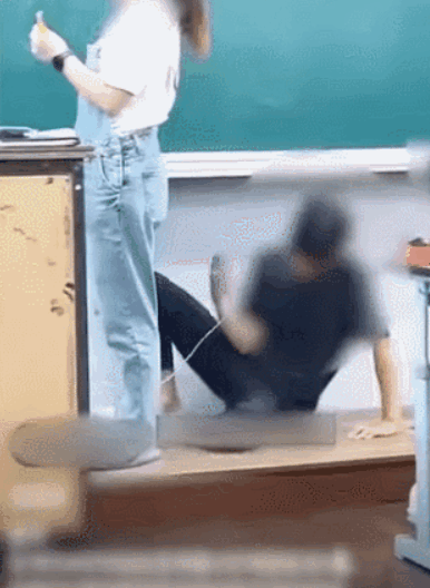 충남 홍성에서 한 중학생이 수업 중 휴대전화기를 들고 교단에 드러누운 모습의 영상이 온라인상에 퍼져 논란이 됐다. [온라인 커뮤니티]