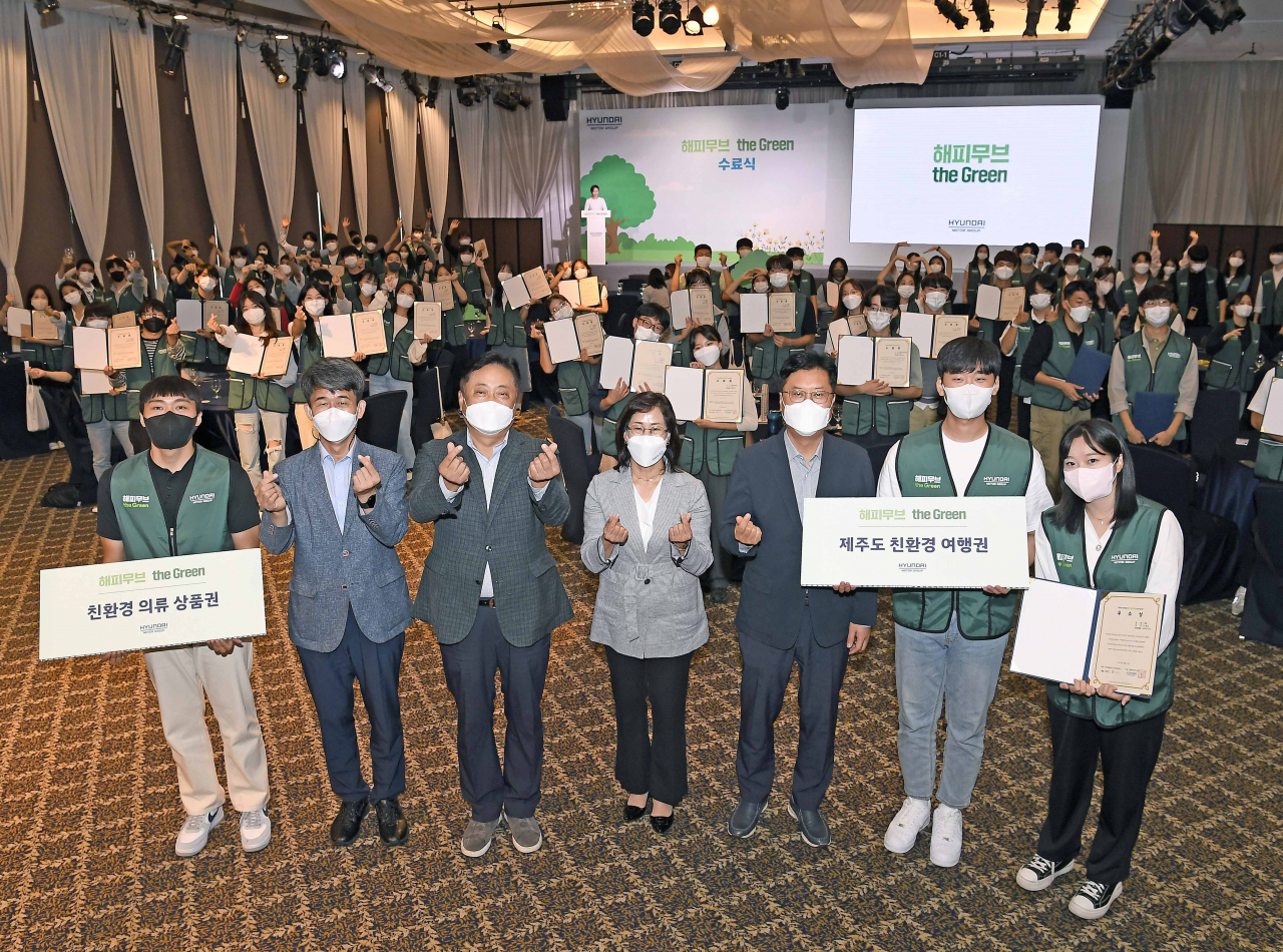 노점환(왼쪽 두 번째부터) 한국관광공사 본부장, 현대차그룹 양진모 부사장, 손영임 국립공원공단 이사, 현대차그룹 이병훈 상무 등 관계자들이 우수팀 단원들과 사진을 촬영하고 있다. [현대차그룹 제공]