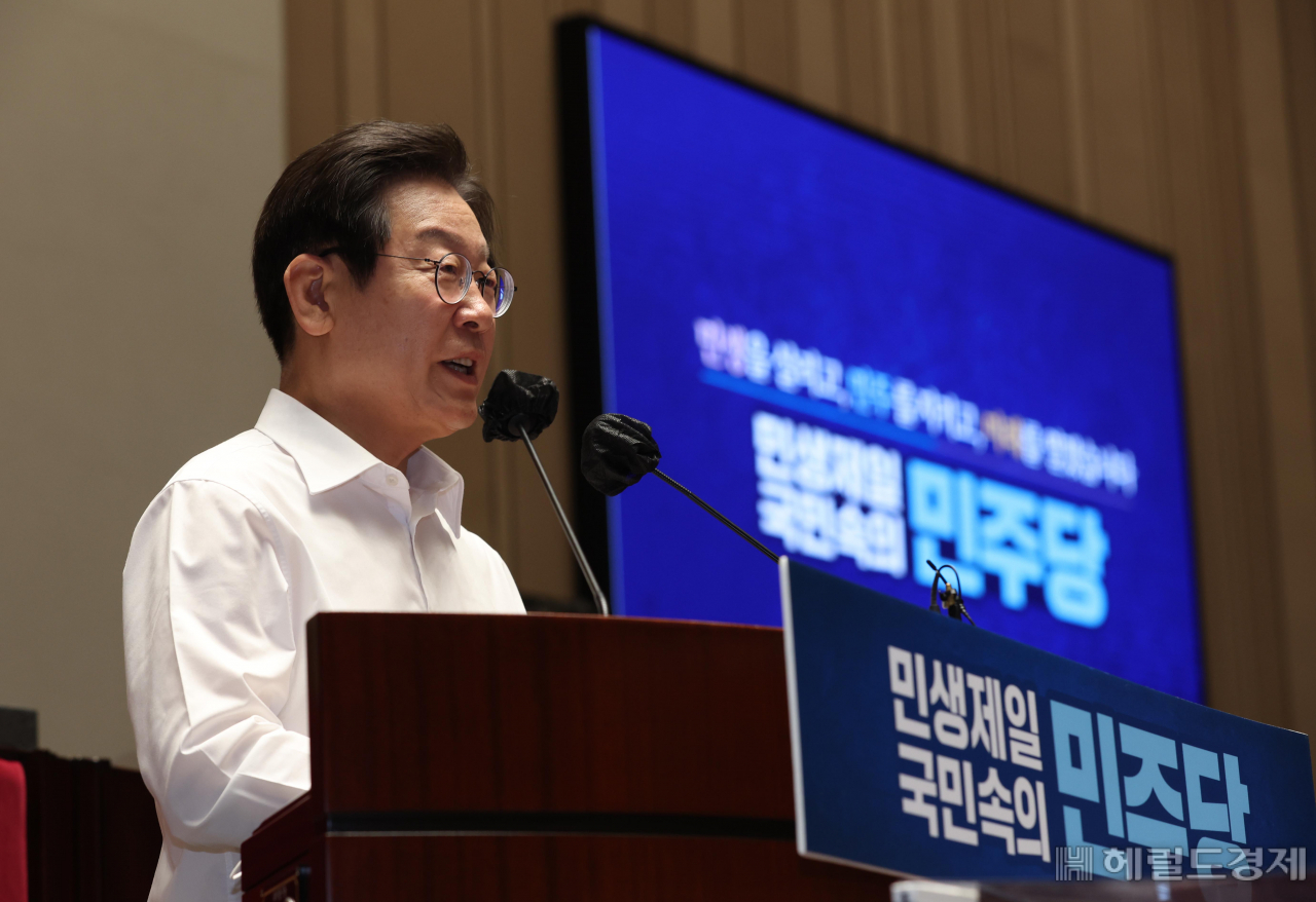 이재명 더불어민주당 대표가 31일 오후 서울 여의도 국회에서 열린 ‘2022년 정기국회 대비 국회의원 워크숍’에서 인사말을 하고 있다. 이상섭 기자