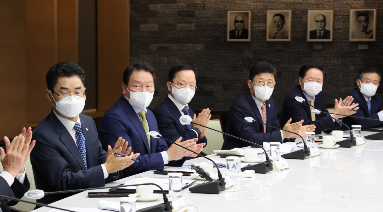 31일 대한상공회의소에서 김창기 국세청장(맨 왼쪽)과 최태원 회장(왼쪽 두번째) 등 상의 회장단이 참석자 소개를 듣고 있다. [연합]