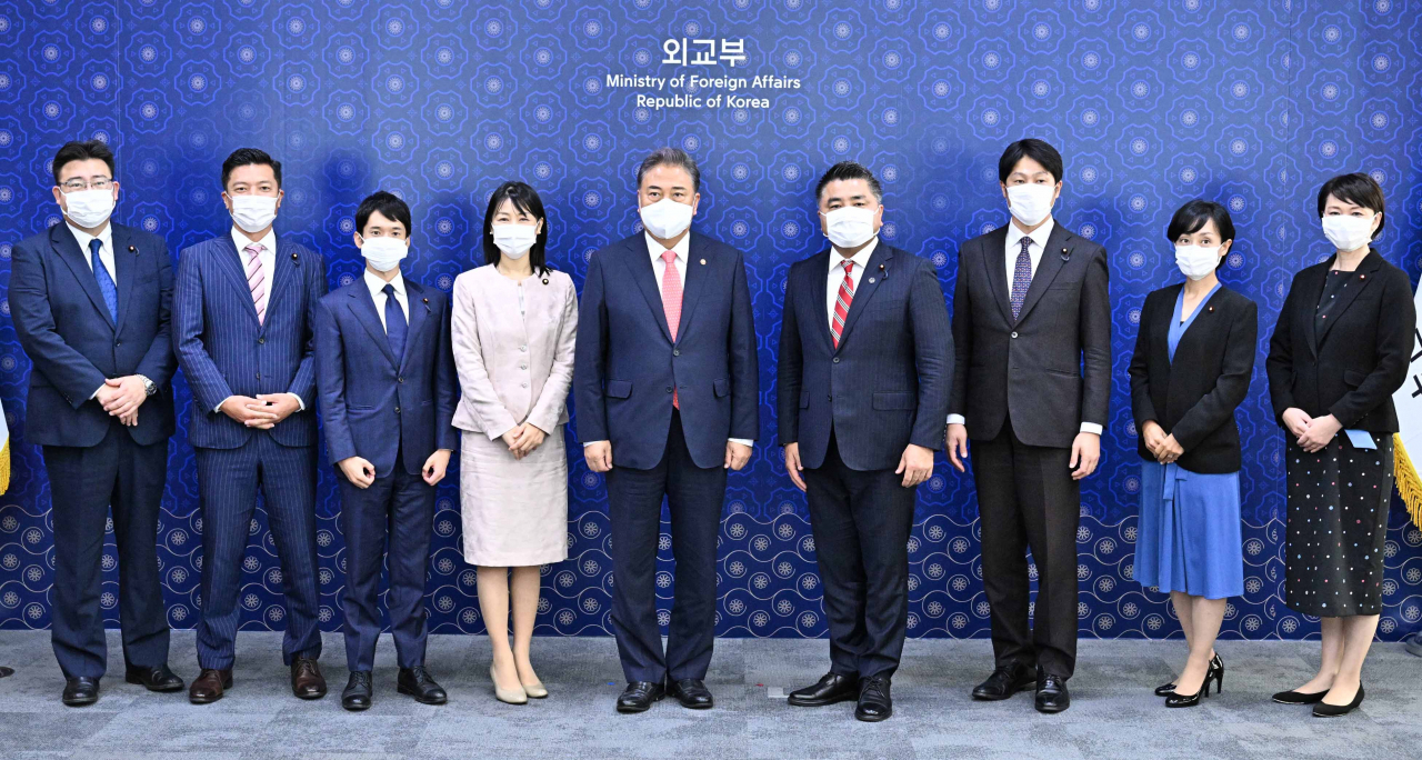 박진 외교부 장관이 31일 서울 종로구 외교부 청사에서 일본 입헌민주당 신진 의원단을 면담했다. [외교부 제공]