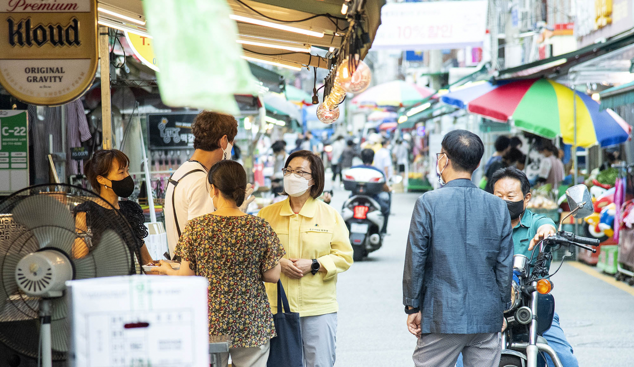 박희영 서울 용산구청장이 용문시장을 방문, 상인들과 대화를 나누고 있다. [용산구 제공]