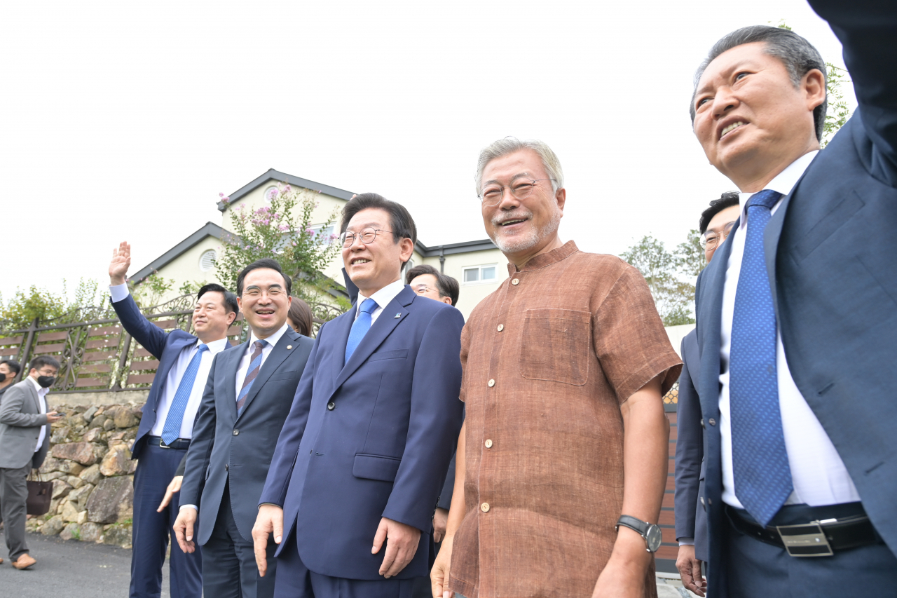 문재인 전 대통령이 29일 경남 양산시 평산마을 사저에서 이재명 대표 등 더불어민주당 신임 지도부의 예방을 받고 기념촬영을 하고 있다. [연합]