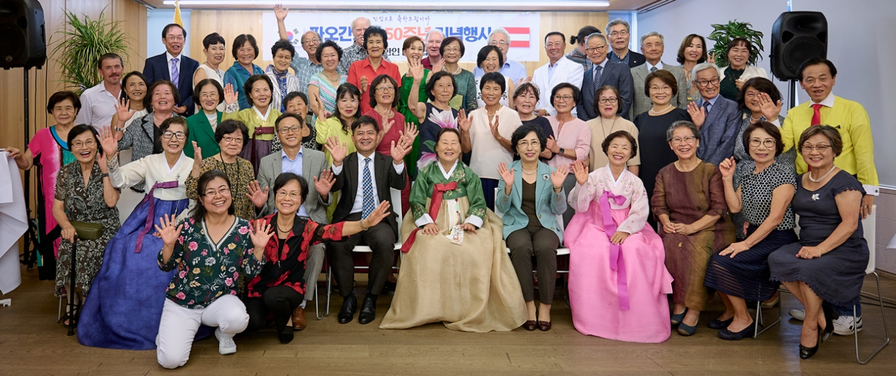 파오 간호사 50주년 기념행사에서 단체 사진찰영을 하고있다.