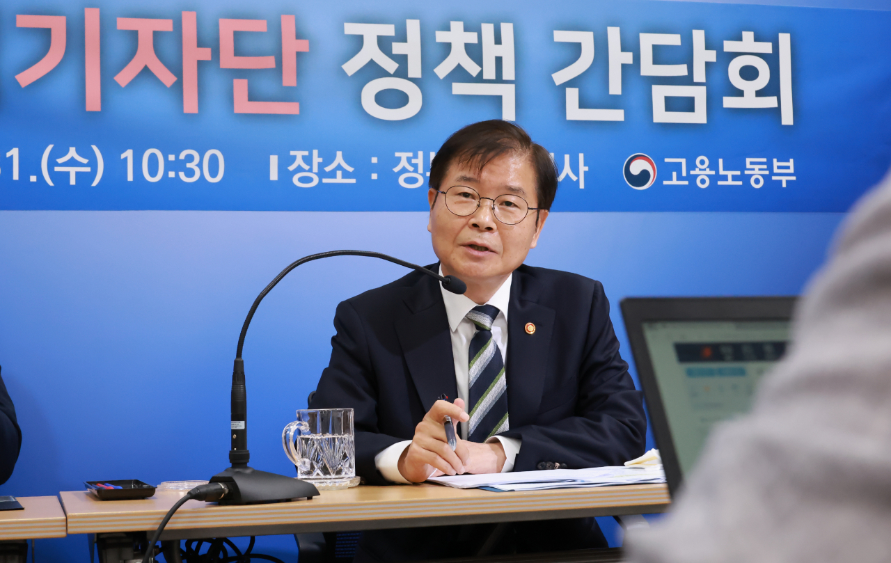 이정식 고용노동부 장관이 31일 정부세종청사에서 개최한 출입기자단 정책간담회에서 기자들의 질문에 답변하고 있다. [고용노동부 제공]